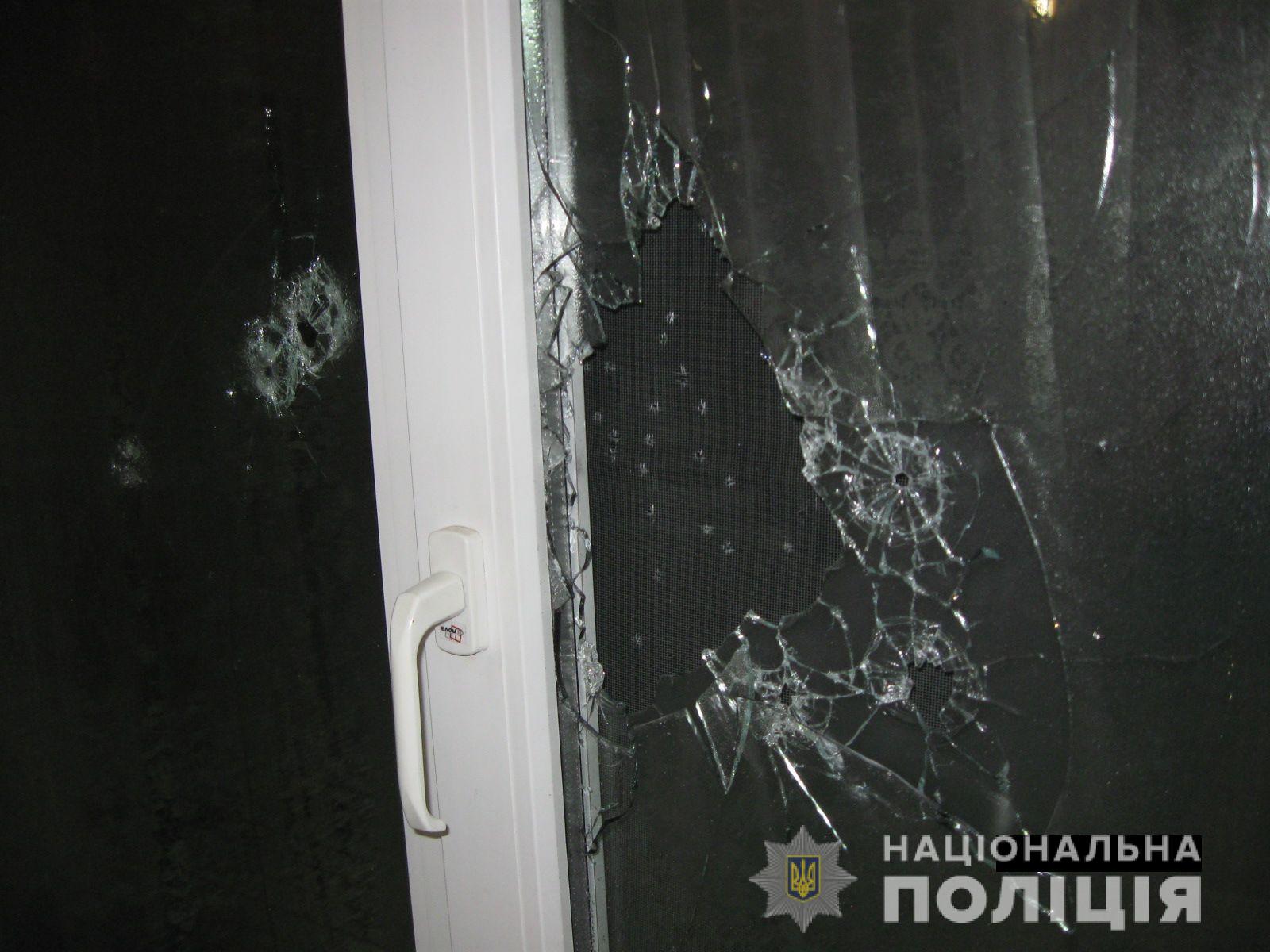 У Первомайську поліцейські затримали чоловіка, який з рушниці обстріляв будинки та автівки своїх знайомих